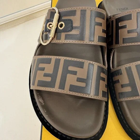 FENDI LEATHER LOGO SLIDES WOMEN - SIZE 38.5 - GREAT CONDITION W/ BOX - Picture 3 of 4